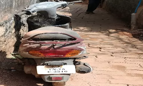 மார்த்தாண்டம் அருகே போக்குவரத்துக்கு இடையூறாக நடைபாதையில் 5 மாதங்களாக நிற்கும் மோட்டார் சைக்கிள்