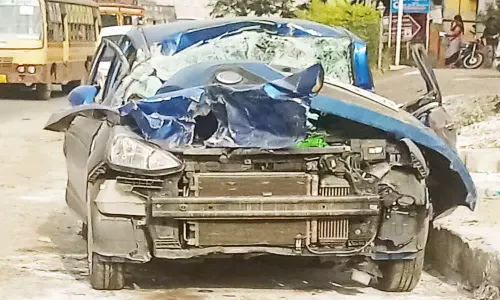 கண்டெய்னர் லாரி மீது கார் மோதி 4 பேர் காயம்