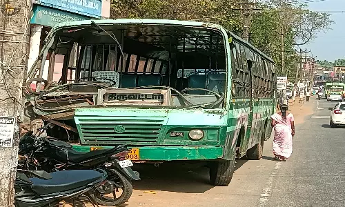 தக்கலை அருகே டாரஸ் லாரி- அரசு பஸ் மோதல்