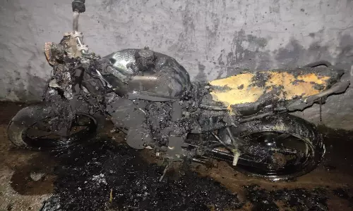 கருங்கல் அருகே மோட்டார் சைக்கிள் தீவைத்து எரிப்பு