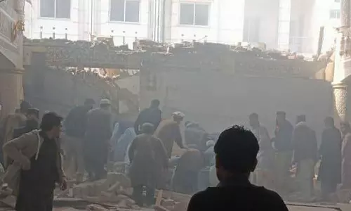 பாகிஸ்தானின் பெஷாவர் நகரில் உள்ள மசூதியில் குண்டு வெடிப்பு- 17 பேர் பலி