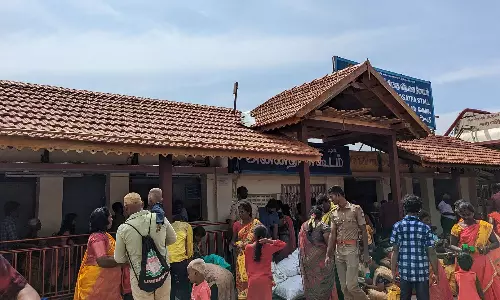 பழனி கோவிலில் கேரள பாரம்பரிய கட்டிடங்களை போன்று வேயப்பட்ட மேற்கூரைகள்