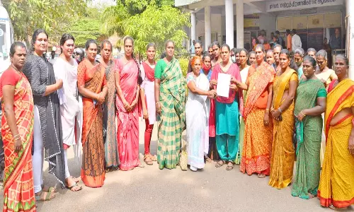 திருநங்கைகள் கலெக்டர் அலுவலகத்தில் மனு