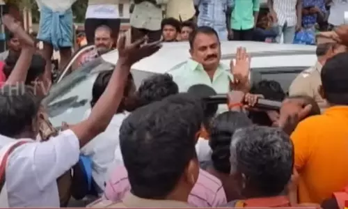 இளைஞரை ஆபாசமாக திட்டிய விவகாரம்: திமுக முன்னாள் நிர்வாகியை விசாரிக்க எதிர்ப்பு தெரிவித்து தர்ணா