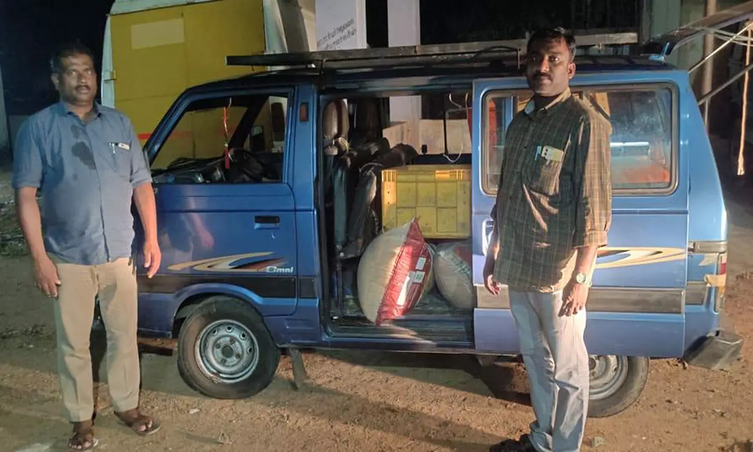 தக்கலை அருகே மீன் பெட்டியில் மறைத்து 500 கிலோ ரேசன் அரிசி கடத்தல் தக்கலை அருகே மீன் பெட்டியில் மறைத்து 500 கிலோ ரேசன் அரிசி கடத்தல்