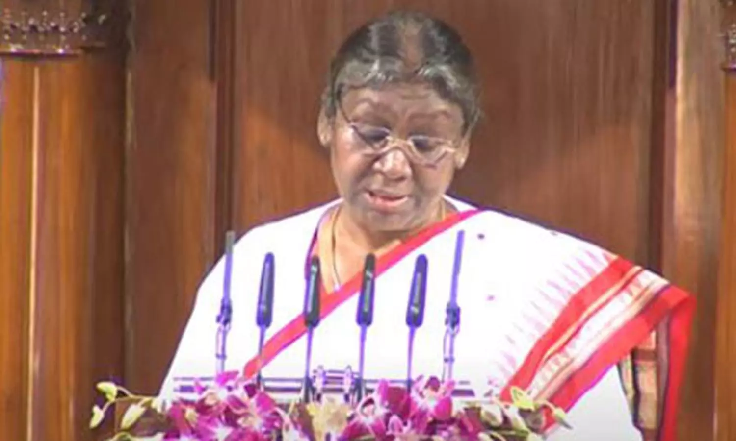 குடியரசு தலைவர் உரையுடன் பாராளுமன்ற பட்ஜெட்... ... லைவ் அப்டேட்ஸ்- பாராளுமன்ற பட்ஜெட் கூட்டத் தொடர்: அனைத்து துறைகளிலும் பெண்களுக்கு சம வாய்ப்பு வழங்குவதே அரசின் முக்கிய நோக்கம்- ஜனாதிபதி உரை