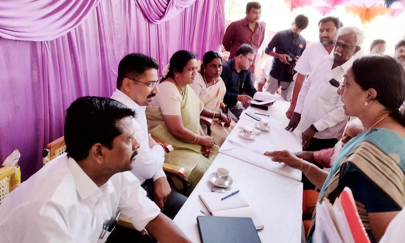 திருப்பரங்குன்றத்தில் மக்கள் குறைதீர்க்கும் கூட்டம் திருப்பரங்குன்றத்தில் மக்கள் குறைதீர்க்கும் கூட்டம்