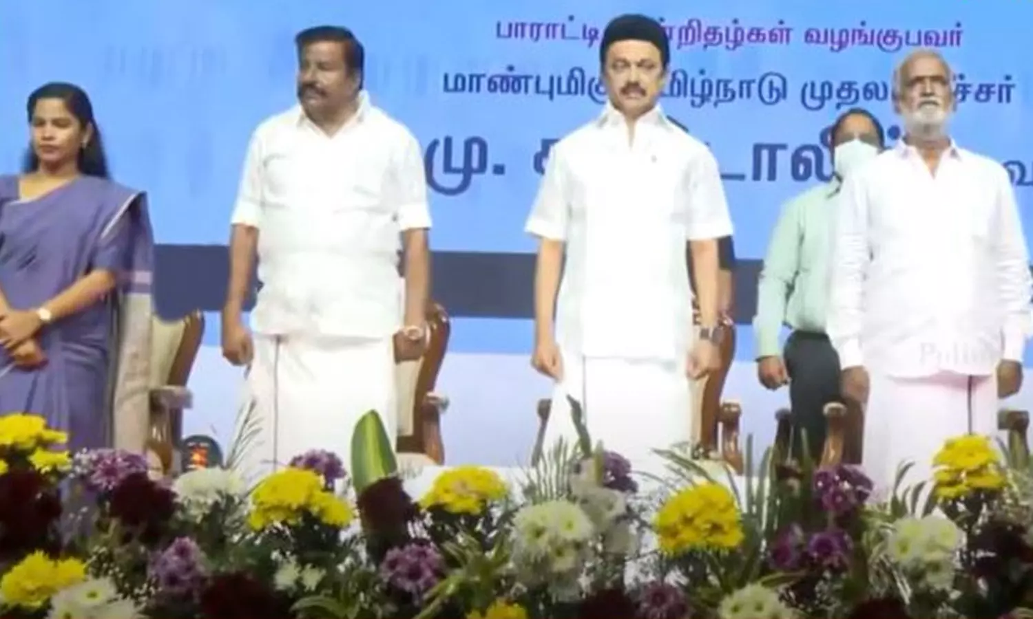 மழை வெள்ள காலங்களில் சிறப்பாக பணியாற்றிய மாநகராட்சி அலுவலர்களுக்கு பாராட்டு சான்றிதழ்கள்- மு.க.ஸ்டாலின் வழங்கினார் மழை வெள்ள காலங்களில் சிறப்பாக பணியாற்றிய மாநகராட்சி அலுவலர்களுக்கு பாராட்டு சான்றிதழ்கள்- மு.க.ஸ்டாலின் வழங்கினார்