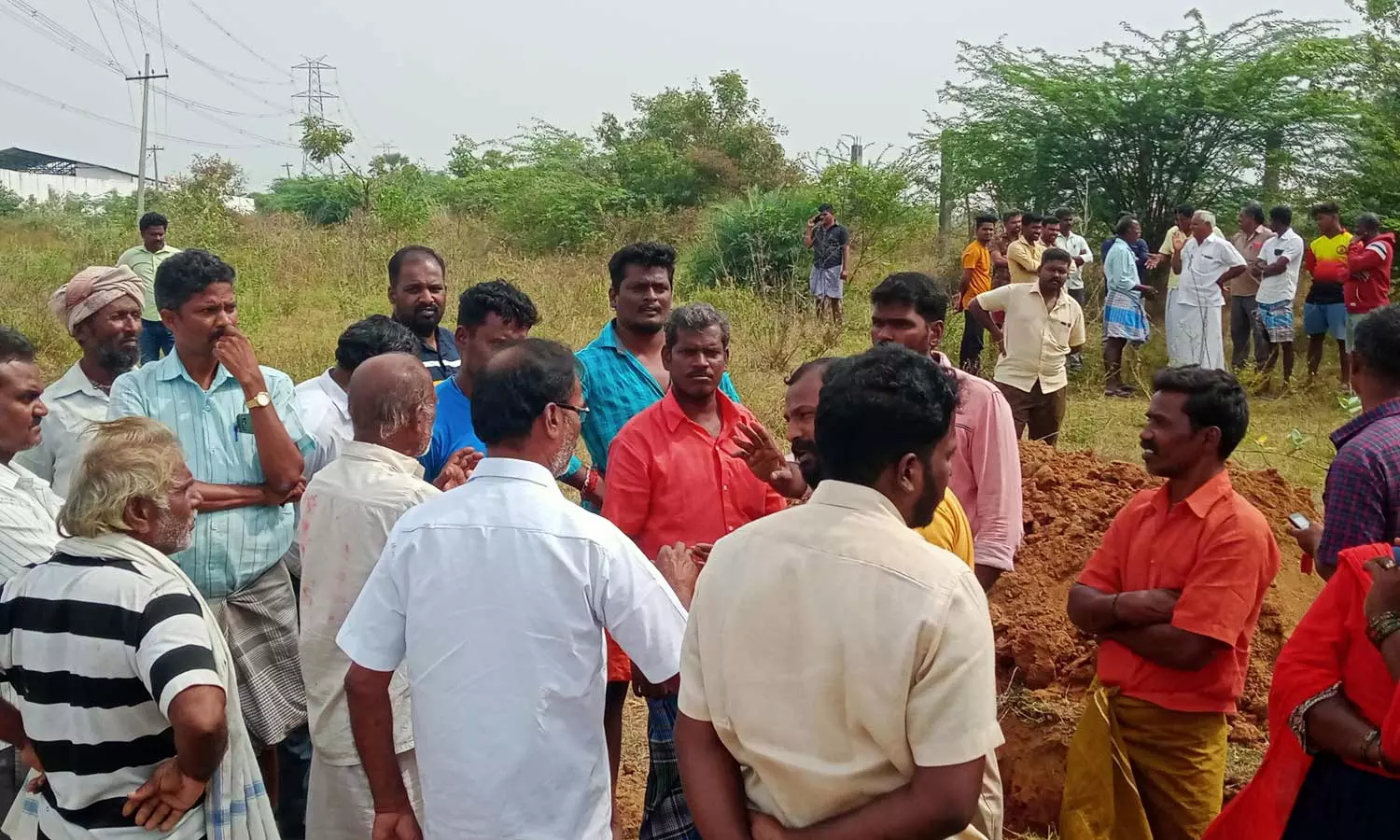 பெண் பிணத்தை புதைக்க பள்ளம் தோண்டியதற்கு எதிர்ப்பு- தடியடி நடத்தி கூட்டத்தை கலைத்த போலீசார்
