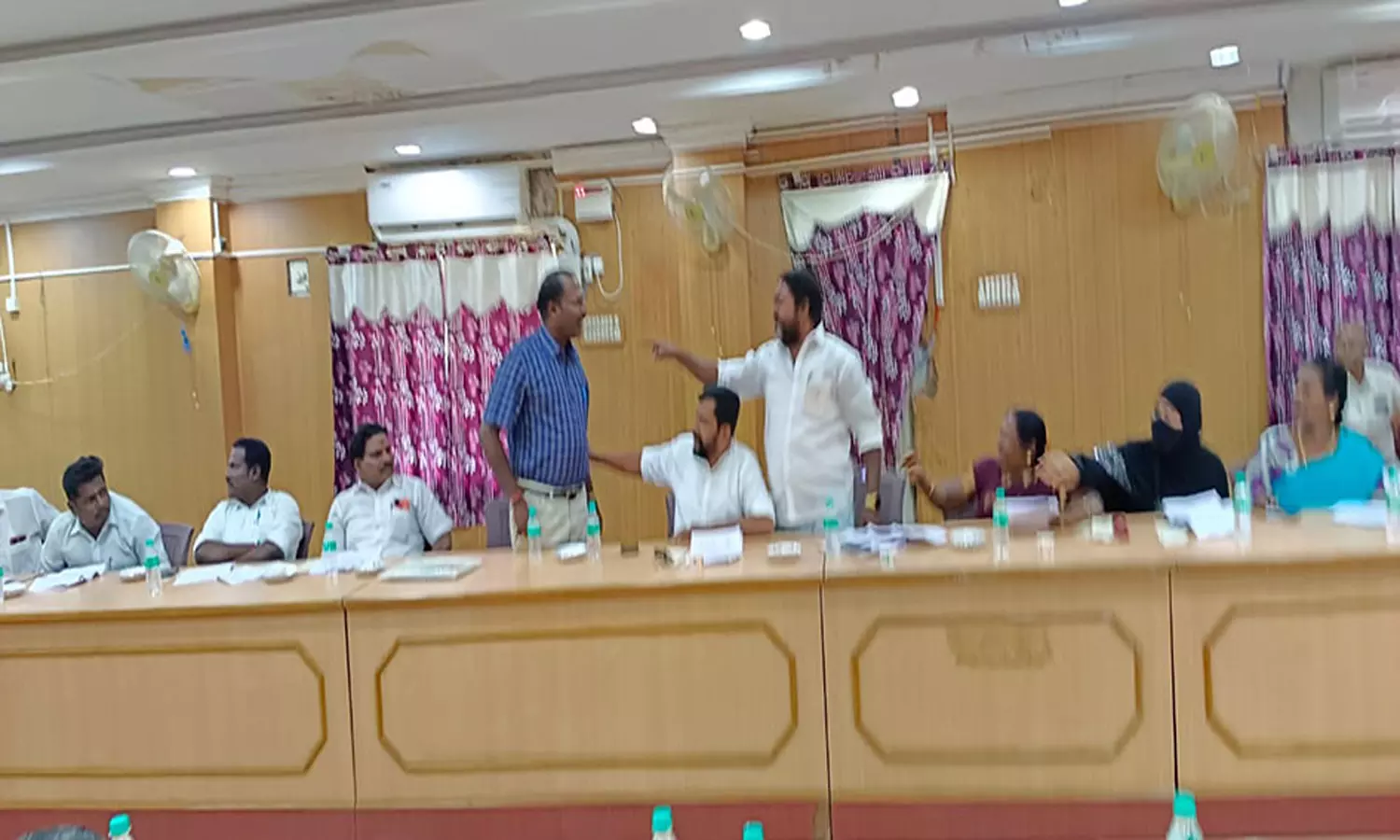 நெல்லிக்குப்பம் நகர மன்ற கூட்டத்தில்  கவுன்சிலர்களுக்குள் கடும் வாக்குவாதம்