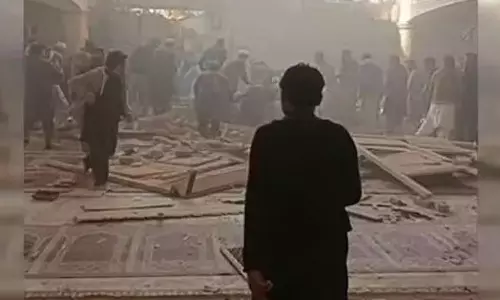 பெஷாவர் குண்டு வெடிப்பு - பலி எண்ணிக்கை 63 ஆக அதிகரிப்பு