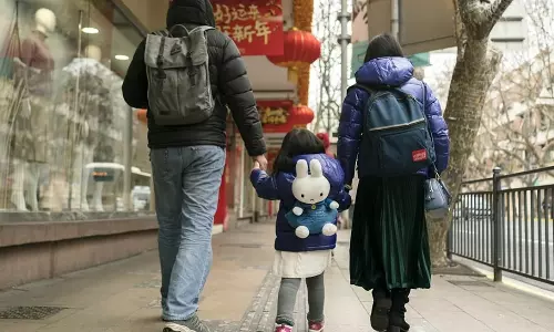 சீனாவில் திருமணமாகாதவர்கள் சட்டப்பூர்வமாக குழந்தைகளைப் பெற்றுக்கொள்ள அனுமதி