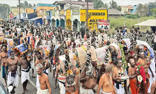 அரோகரா கோஷத்துடன் பழனிக்கு புறப்பட்ட நகரத்தார் காவடிகள்