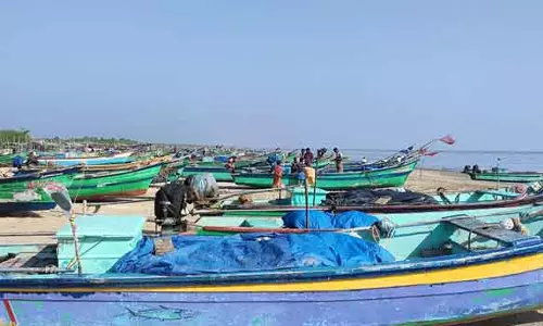 வேதாரண்யத்தில் கடல் சீற்றம்: 10 ஆயிரம் மீனவர்கள் 2-வது நாளாக மீன்பிடிக்க செல்லவில்லை