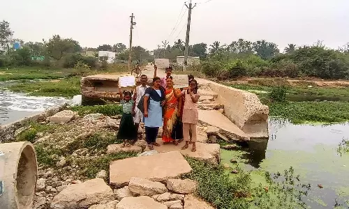 பருவமழையின்போது சேதம் அடைந்த வேகவதி ஆற்று தரைப்பாலம் இன்னும் சீரமைக்கப்படவில்லை- பொதுமக்கள் அவதி