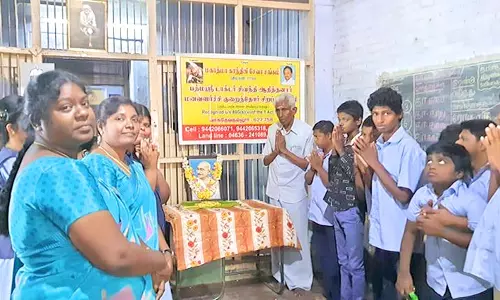 வாசுதேவநல்லூர்  டாக்டர் சிவந்தி ஆதித்தனார் சிறப்பு பள்ளியில் காந்தி உருவப்படத்திற்கு மலர்தூவி மரியாதை
