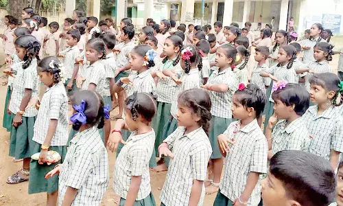 தீண்டாமை ஒழிப்பு உறுதிமொழி ஏற்ற மாணவ- மாணவிகள்