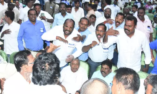 கருணாநிதி நினைவாக பேனா சின்னம் அமைப்பதற்கான கருத்து கேட்பு கூட்டத்தில் காரசார மோதல்-கைகலப்பு