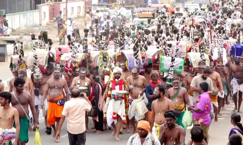 தைப்பூசத்தையொட்டி சர்க்கரை காவடி எடுத்து பழனிக்கு பாதயாத்திரையாக சென்ற நகரத்தார்கள்