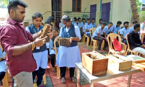 களக்காடு அருகே மாணவர்களுக்கு தேனீக்கள் வளர்ப்பு இலவச பயிற்சி