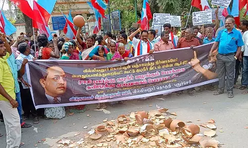 பானை, குடங்களை உடைத்து விடுதலை சிறுத்தைகள் ஆர்ப்பாட்டம்