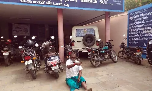 போலி நகைகளை அடகு வைத்து மோசடி?- கூட்டுறவு வங்கி நிர்வாகி திடீர் தர்ணா போராட்டம்