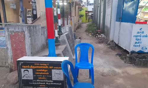 சாலையை ஆக்கிரமித்து கொடி கம்பங்கள்