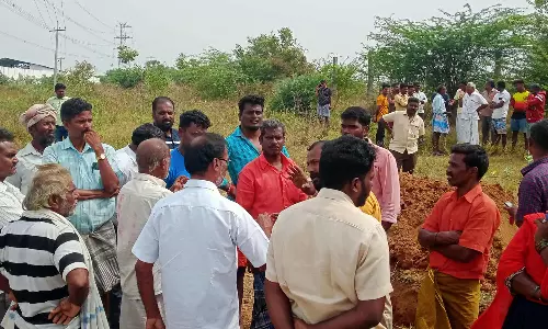 பெண் பிணத்தை புதைக்க பள்ளம் தோண்டியதற்கு எதிர்ப்பு- தடியடி நடத்தி கூட்டத்தை கலைத்த போலீசார்