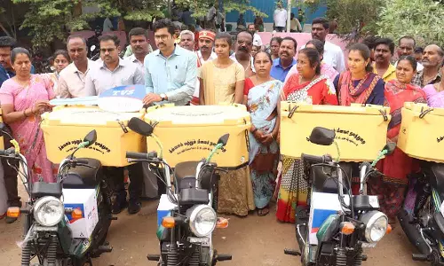 மீன்வள மேம்பாட்டு திட்டத்தில் 15 பேருக்கு குளிர்காப்பு பெட்டியுடன் இருசக்கர வாகனம்