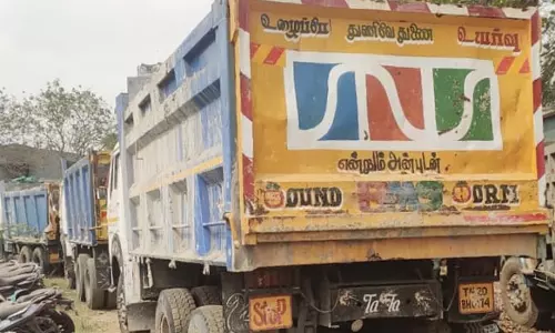 அரும்பாக்கம் கிராமத்தில் அனுமதி இன்றி சவுடு மண் ஏற்றி வந்த 4 லாரிகள் பறிமுதல்