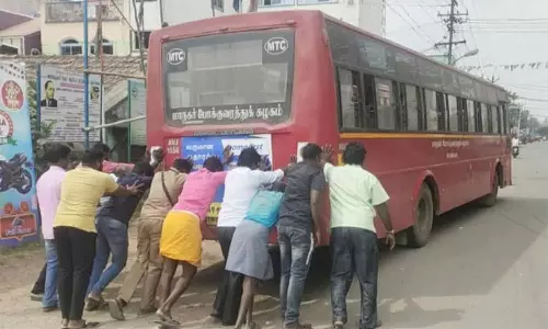 இது என்ன தள்ளு மாடல் பேருந்தா? குமுறும் பயணிகள்