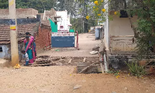 சாக்கடை வடிகால் பாலம் கட்டும் பணி நிறுத்தப்பட்டதால் பொதுமக்கள் அவதி