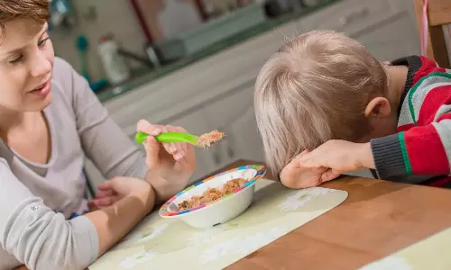 குழந்தைகள் சாப்பிட செய்யும் சில்மிஷங்கள்