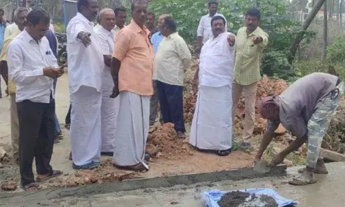 கழிவுநீர் கால்வாய் மீது  நடைபாதை அமைக்கும் பணி-எதிர்கட்சி தலைவர் சிவா ஆய்வு