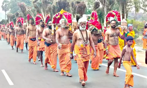 தேவகோட்டையில் இருந்து காவடி எடுத்து செல்லும் பக்தர்கள்