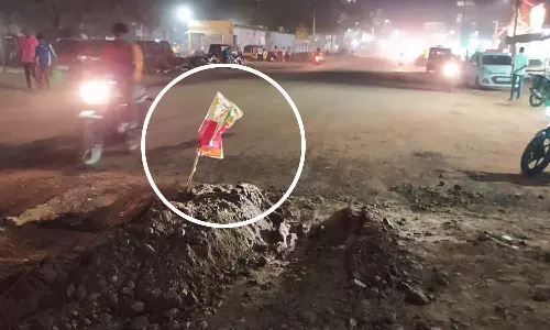பாவூர்சத்திரத்தில் நெல்லை- தென்காசி நான்கு வழி சாலையில் குடிநீர் இணைப்புக்காக தோண்டப்பட்ட பள்ளத்தால் விபத்து அபாயம்