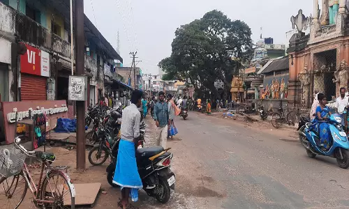 புவனகிரி பகுதியில் ஆக்கிரமிப்புகளை அகற்றிய வியாபாரிகள்.