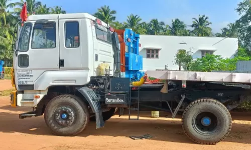 ஆரல்வாய்மொழி அருகே அலுவலகத்தில் நிறுத்தப்பட்டு இருந்த லாரிகள்- கிரேன்களில் இருந்த ரூ.2 லட்சம் பொருட்கள் கொள்ளை