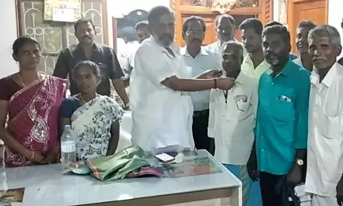 இடுகாட்டு பணியாளர்களுக்கு அடையாள அட்டை-அமைச்சர் தேனீ.ஜெயக்குமார் வழங்கினார்