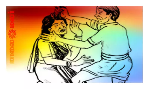 நாங்குநேரியில் தாயை தாக்கிய மகனுக்கு வலைவீச்சு- செலவுக்கு பணம் தராததால் ஆத்திரம்