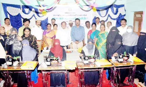 தஞ்சையில், இலவச தையல் பயிற்சி மையம்- கலெக்டர் திறந்து வைத்தார்