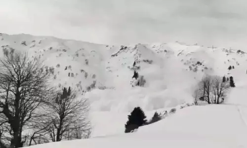 ஜம்மு காஷ்மீரில் கடும் பனிச்சரிவு- பனிச்சறுக்கு வீரர்கள் 2 பேர் பலி