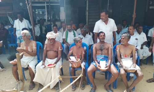 அரைகுறை ஆடையுடன் விவசாயிகள் போராட்டம்