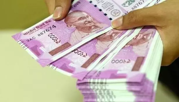 ஈரோடு பஸ் நிலையம் அருகே ஆவணங்கள் இன்றி கொண்டுவரப்பட்ட ரூ.1.74 லட்சம் பணம் பறிமுதல்