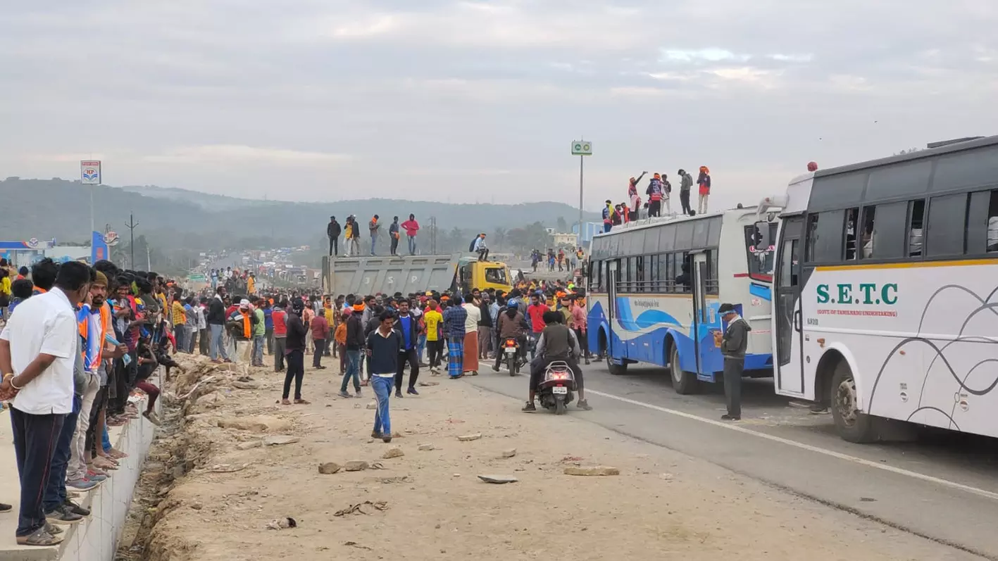 ஓசூர் அருகே எருதுவிடும் விழாவுக்கு அனுமதி வழங்க வலியுறுத்தி மறியல்