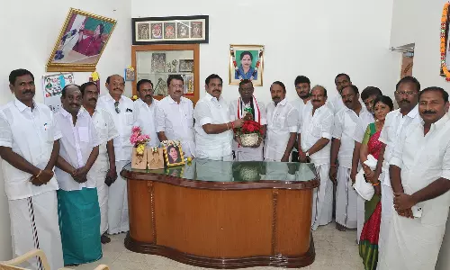 சேலத்தில் முன்னாள் அமைச்சர்களுடன் எடப்பாடி பழனிசாமி தீவிர ஆலோசனை