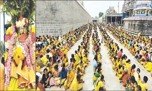 விருத்தகிரீஸ்வரர் கோவிலில் பக்தர்கள் விரதம் இருந்து மண்சோறு உண்ணும் நிகழ்ச்சி