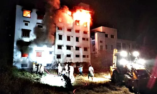 சிவகாசியில் அதிகாலையில் எலக்ட்ரிக்கல் கடையில் தீவிபத்து- ரூ.4 கோடி பொருட்கள் எரிந்து நாசம்