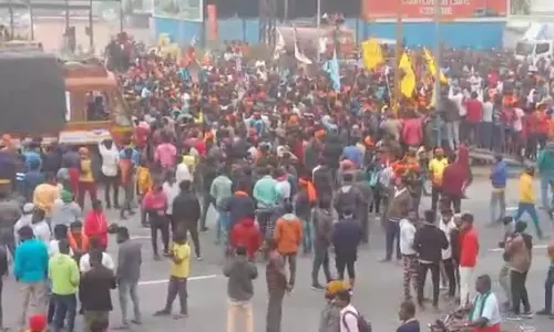 எருதுவிடும் விழாவுக்கு மாவட்டம் முழுவதும் அனுமதி வழங்க வலியுறுத்தி இளைஞர்கள் தொடர் மறியல்