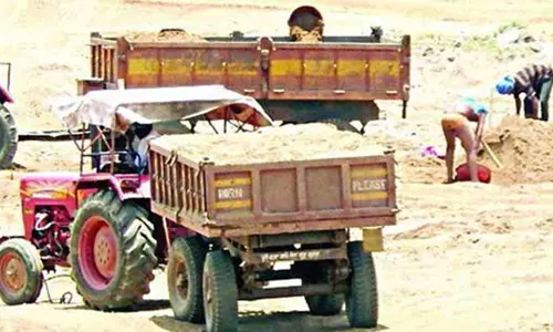 மணல் கடத்திய டிராக்டர் பறிமுதல்